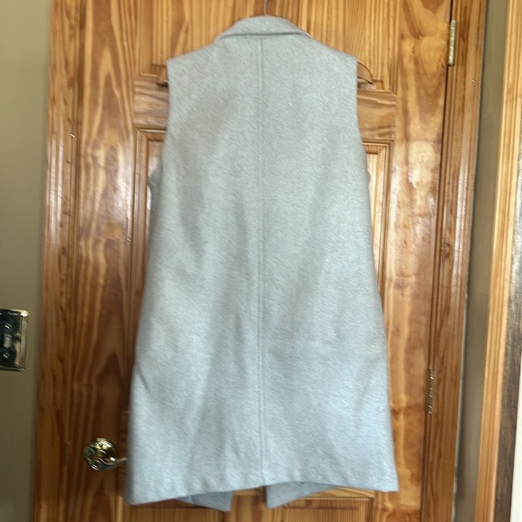 Love tree polyester vest. Women size large, in excellent pre-owned condition. - Picture 9 of 10